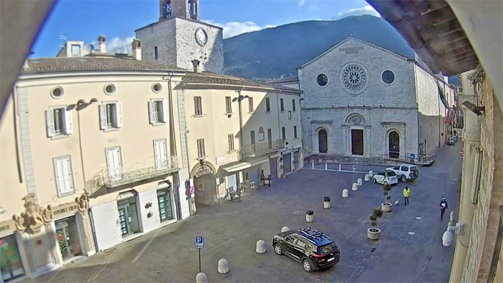 Онлайн веб-камера на площади Мучеников Свободы, Гуальдо-Тадино, Италия (Гуальдо-Тадино, Италия)